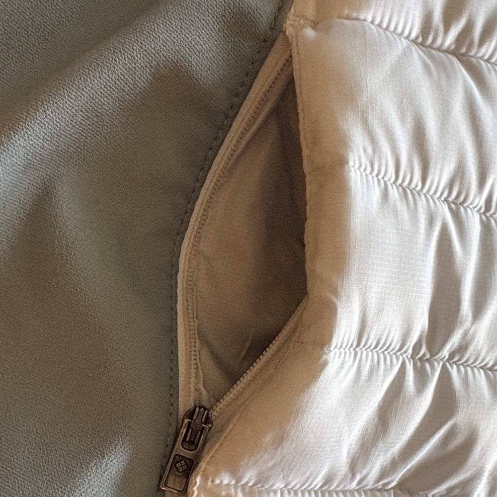 Columbia White and Gray Women's Puffer Jacket (Water Repellent)  SZ: 2X - Picture 9 of 15